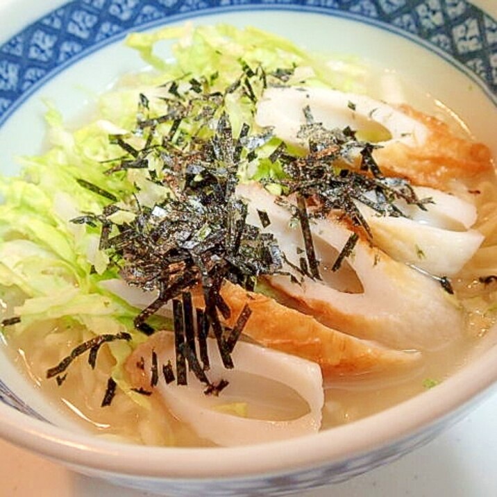 白菜と竹輪と刻み海苔の豚骨ラーメン